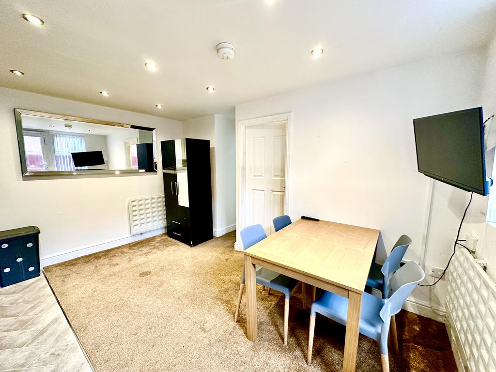 Apartment in LEEDS - View 3