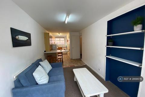 1 bedroom in a house share to rent, Ray Walk, London, N7