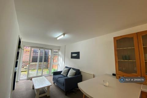 1 bedroom in a house share to rent, Ray Walk, London, N7
