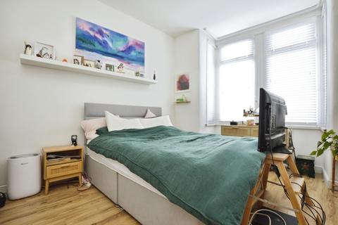 2 bedroom flat for sale, Bushey Road, London