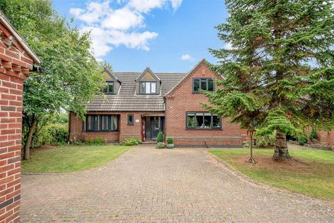 4 bedroom detached house for sale, Grantham Road, Bottesford