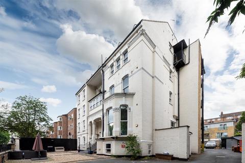 Studio to rent, Camden Road, London, N7