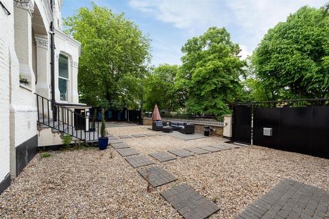 Studio to rent, Camden Road, London, N7