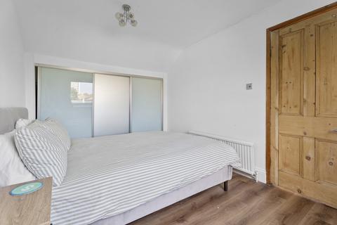 2 bedroom maisonette to rent, Hazlebury Road, London, SW6