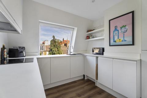 2 bedroom maisonette to rent, Hazlebury Road, London, SW6