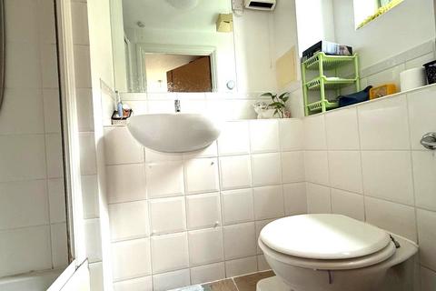 2 bedroom flat for sale, Kelvin Gate, Bracknell, Berkshire, RG12