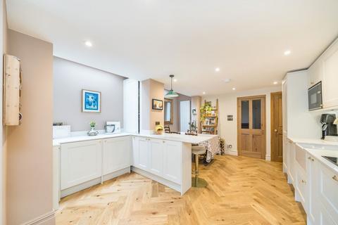 2 bedroom flat for sale, Endlesham Road, London SW12