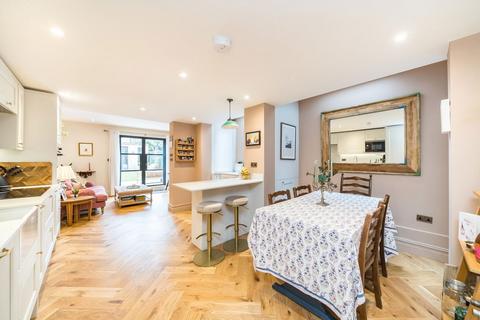 2 bedroom flat for sale, Endlesham Road, London SW12