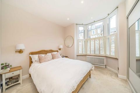 2 bedroom flat for sale, Endlesham Road, London SW12