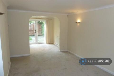 3 bedroom detached house to rent, Southern Way, Farnham, GU9
