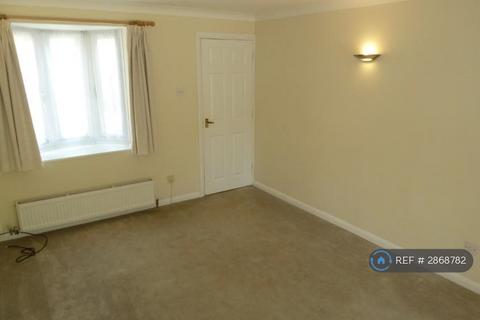 3 bedroom detached house to rent, Southern Way, Farnham, GU9