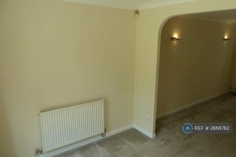 3 bedroom detached house to rent, Southern Way, Farnham, GU9