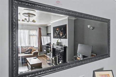 2 bedroom maisonette for sale, Lyndhurst Gardens, Enfield, Greater London, EN1