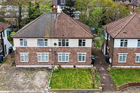 2 bedroom maisonette for sale, Lyndhurst Gardens, Enfield, Greater London, EN1