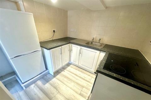 Studio to rent, 2 Weston Grove Road, Woolston SO19
