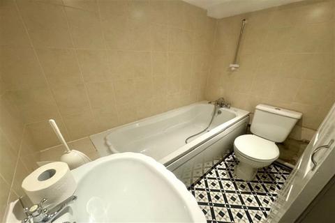 Studio to rent, 2 Weston Grove Road, Woolston SO19