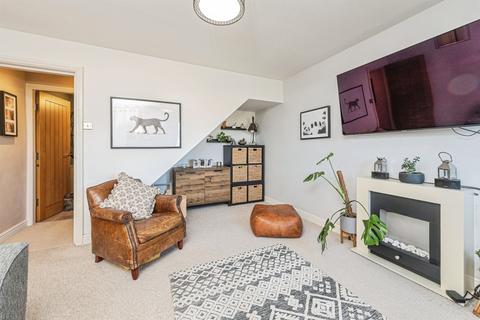 3 bedroom end of terrace house for sale, Manchester Road, Linthwaite, Huddersfield
