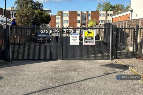 2 bedroom flat to rent, Sandown Close, Hounslow, TW5