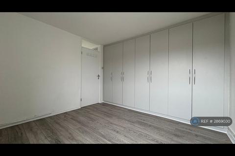 2 bedroom flat to rent, Sandown Close, Hounslow, TW5