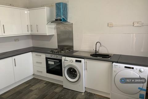 5 bedroom flat to rent, Llangyfelach Road, Treboeth, Swansea, SA5