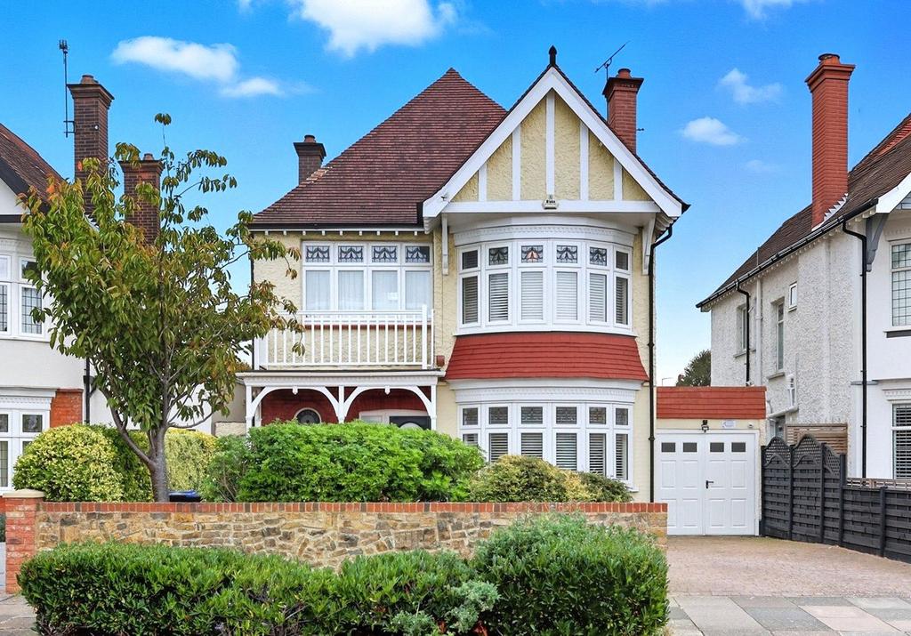 The Broadway, Thorpe Bay, Essex, SS1 4 bed detached house for sale - £ ...