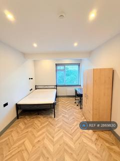 Studio to rent, The Roundway, London, N17