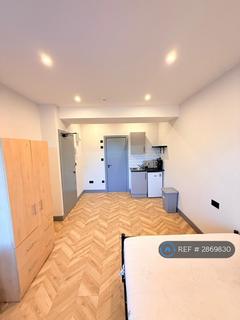 Studio to rent, The Roundway, London, N17