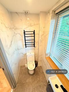 Studio to rent, The Roundway, London, N17