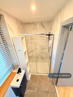 Studio to rent, The Roundway, London, N17