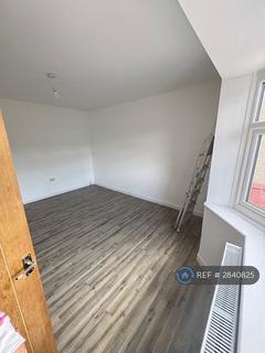 4 bedroom end of terrace house to rent, Uxbridge Road, Slough, SL2