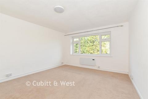 2 bedroom flat for sale, Trenholme Court, Caterham CR3