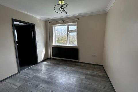 3 bedroom semi-detached house to rent, Heol Llethryd, Pontyberem