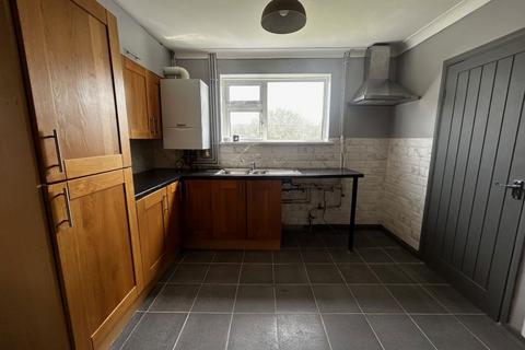 3 bedroom semi-detached house to rent, Heol Llethryd, Pontyberem