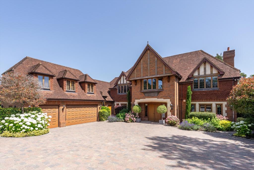 Detached house exterior, driveway