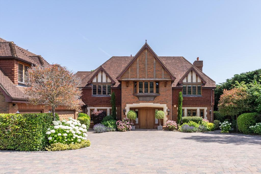 Detached house exterior, driveway