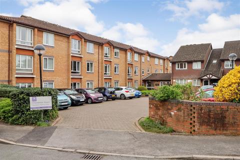 1 bedroom flat for sale, Chesterton Court, Horsham