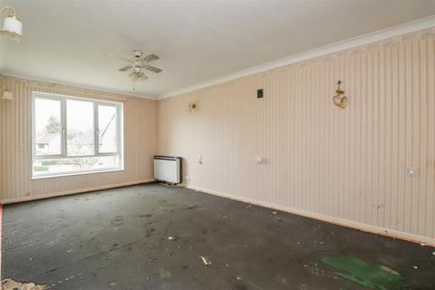 1 bedroom flat for sale, Chesterton Court, Horsham