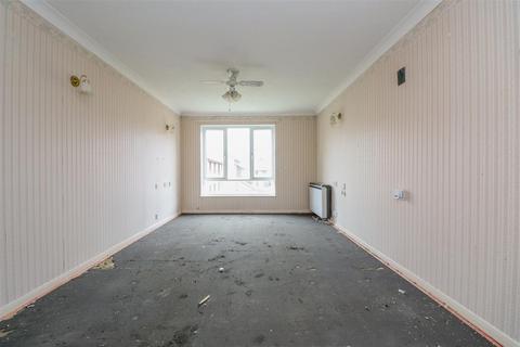 1 bedroom flat for sale, Chesterton Court, Horsham