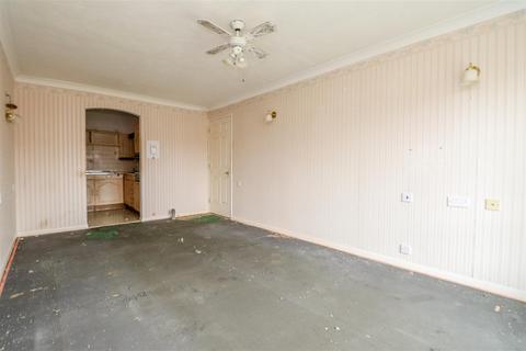 1 bedroom flat for sale, Chesterton Court, Horsham