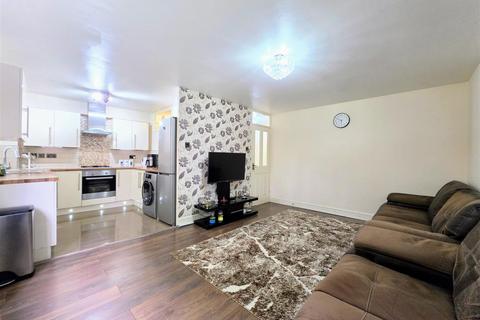 2 bedroom flat for sale, Millhaven Close, Romford