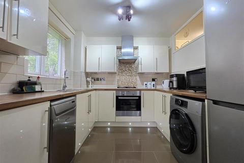 2 bedroom flat for sale, Millhaven Close, Romford