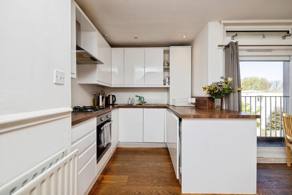 Victoria Rise Clapham Victoria Rise, London, SW4 4 bed flat for sale - £525,000
