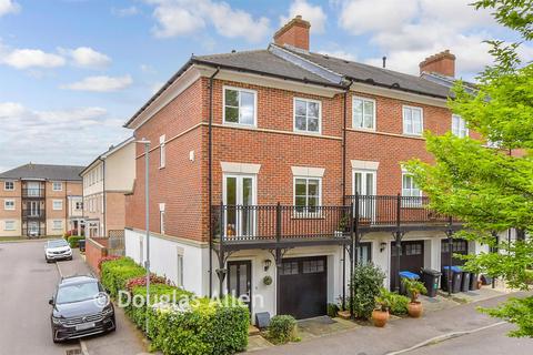 3 bedroom end of terrace house for sale, Mowbray Close, Epping, Essex
