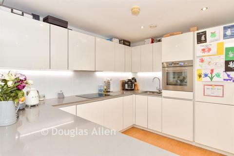 3 bedroom end of terrace house for sale, Mowbray Close, Epping, Essex