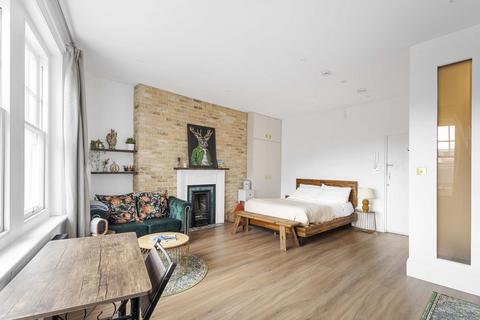 Studio to rent, Goodge Street, London