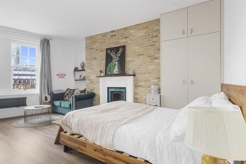 Studio to rent, Goodge Street, London