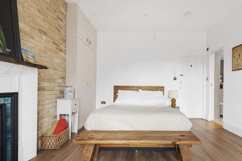 Studio to rent, Goodge Street, London