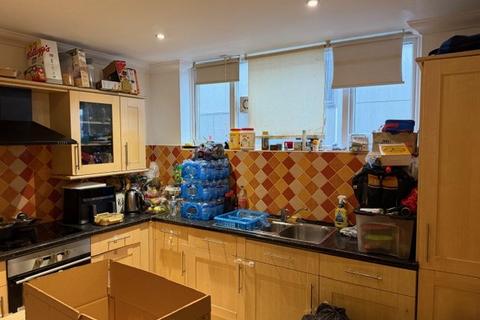 2 bedroom flat to rent, Crown Street, Brentwood