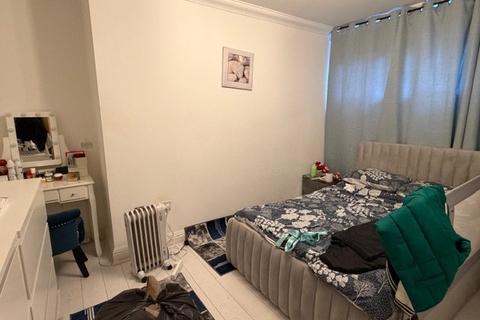 2 bedroom flat to rent, Crown Street, Brentwood