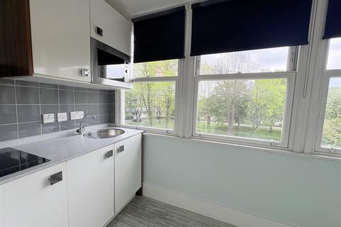 Studio to rent, Camden Road, Islington, N7